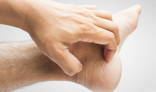 Bệnh ngứa tay chân nên chữa bằng cách nào?